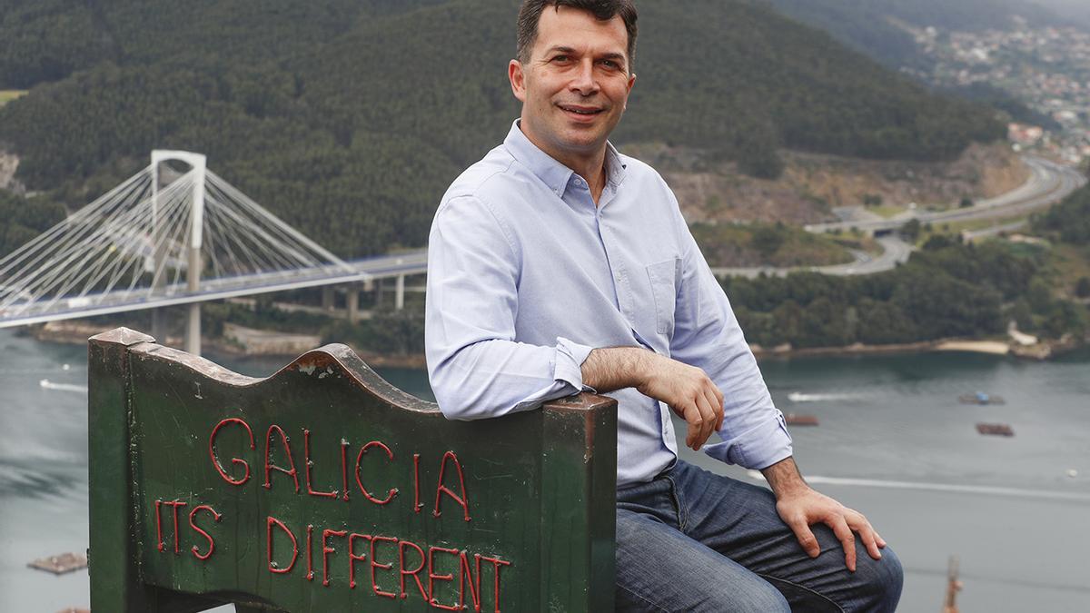 Gonzalo Caballero, con la ría de Vigo a sus espaldas.