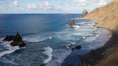 La mejor playa a la que viajar en julio: solitaria y con atardeceres de infarto en el norte de Tenerife