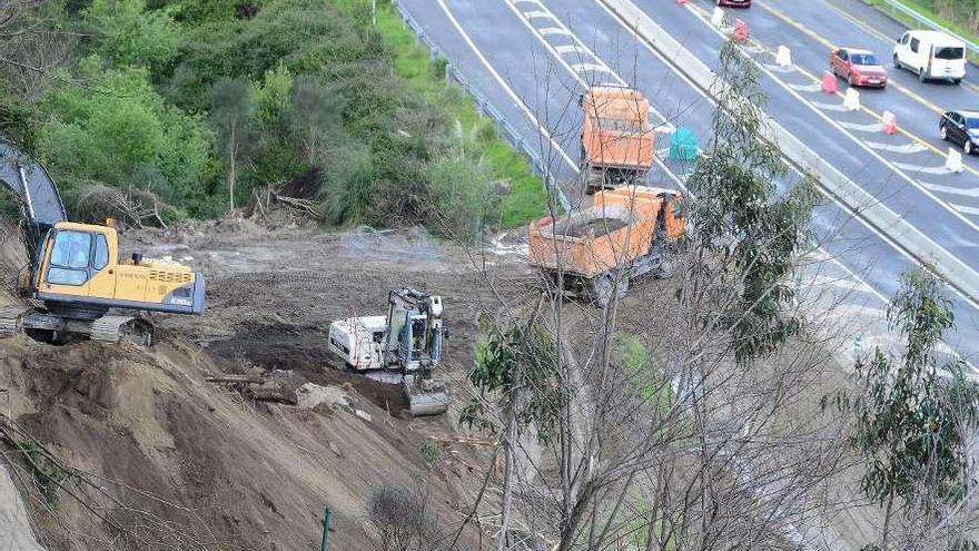 Las máquinas trabajan para reducir el nivel del talud.  // G.N.