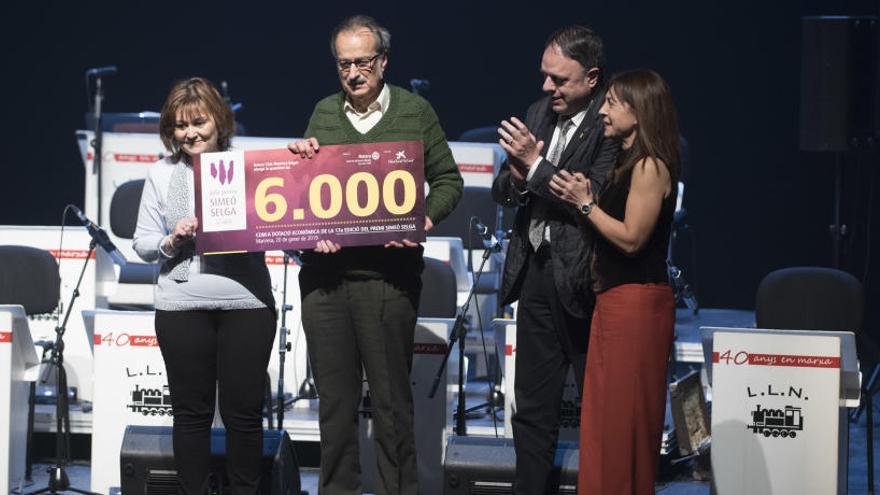 Representants de la Residència Sagrada Família amb el premi, lliurat per l&#039;alcalde de Manresa, Valentí Junyent, i la presidenta del Rotary, Maite Romero.