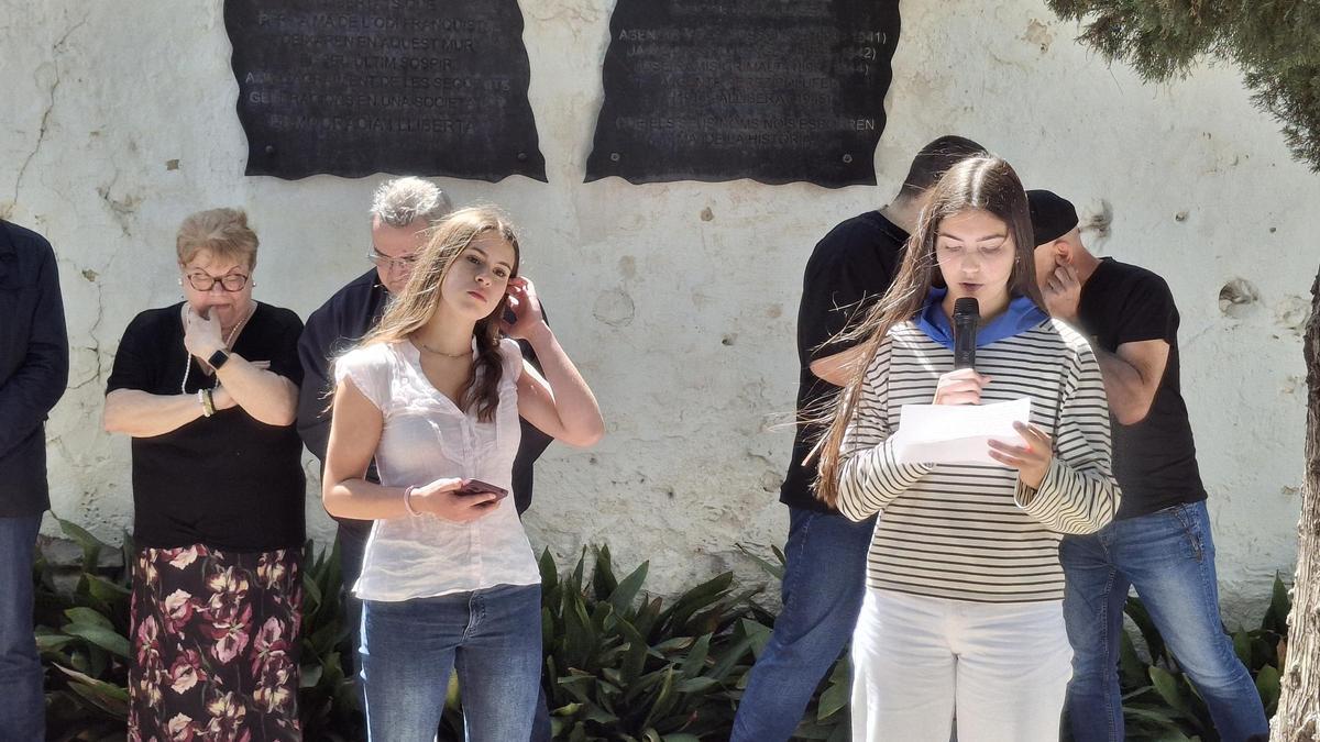 las jóvenes estudiantes que han leído el manifiesto ante el paredón del cementerio de Dénia