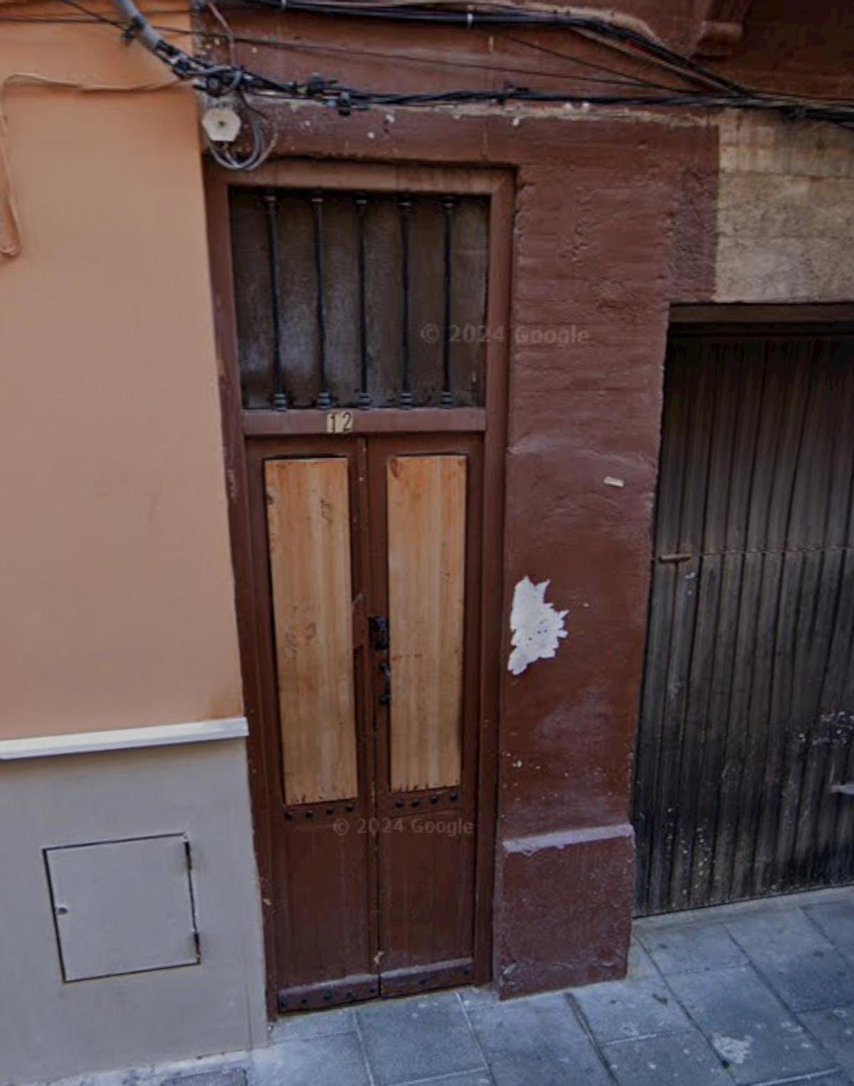 Acceso a la vivienda en la que residía Manuel, en Benetússer.