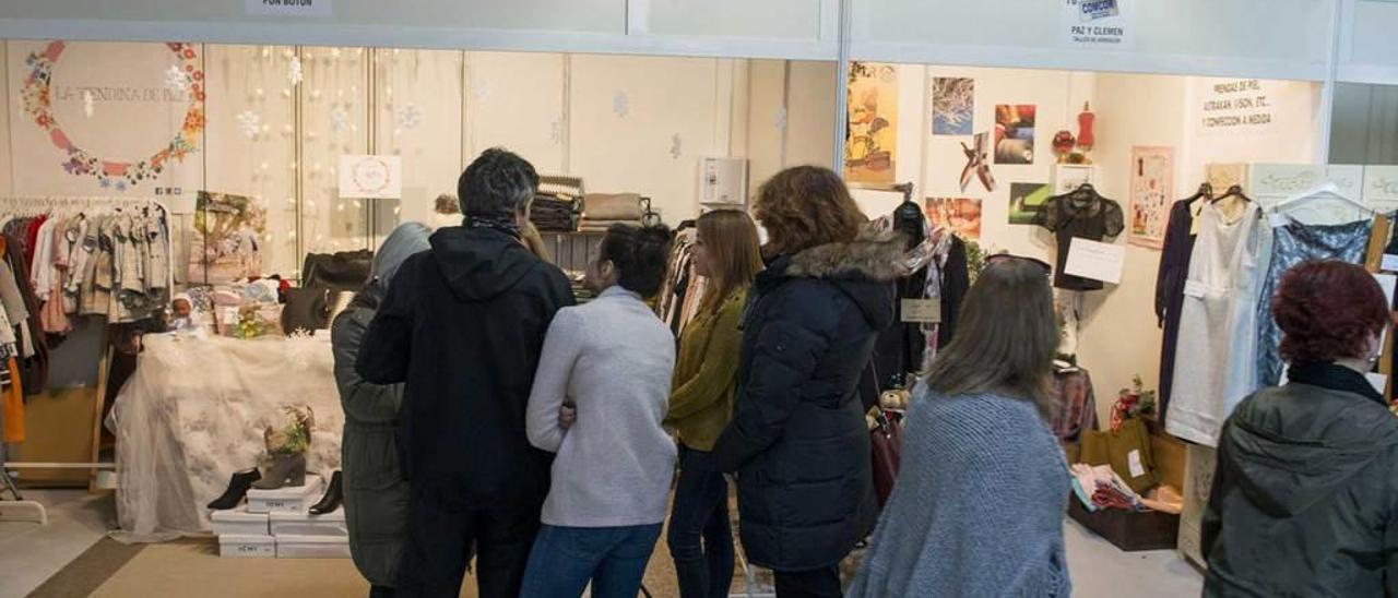 Una de las ferias en el mercado de La Corredoria.