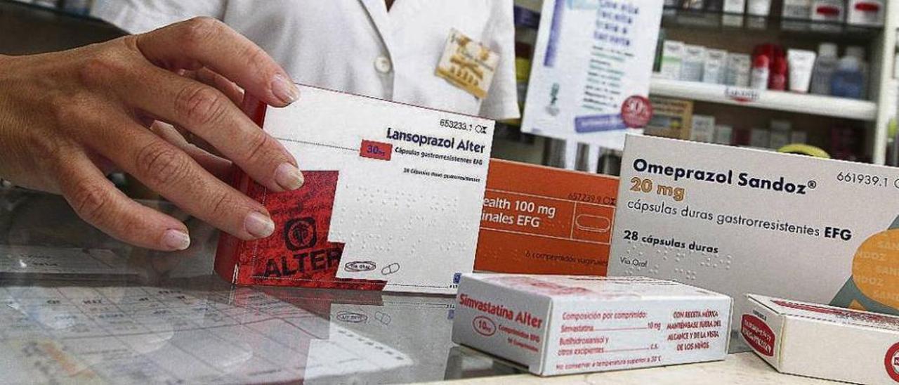 Venta de medicamentos en una farmacia de Ourense. // Iñaki Osorio