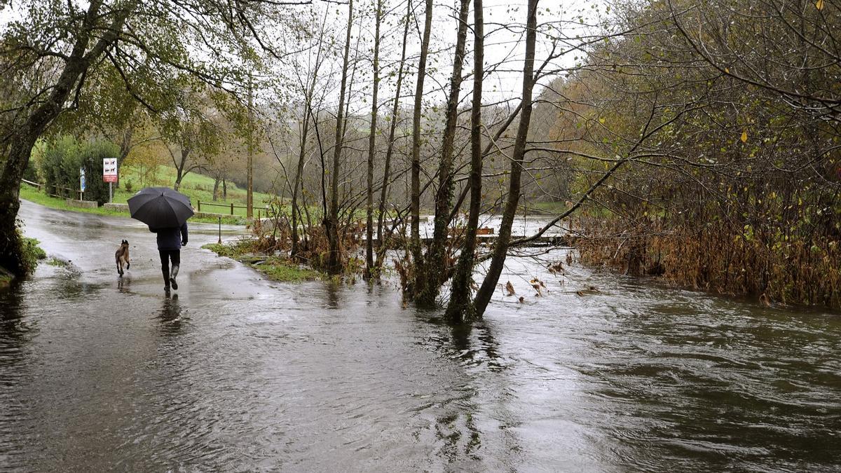 Río Deza desbordado a su paso por la playa fluvial de Pozo de Boi