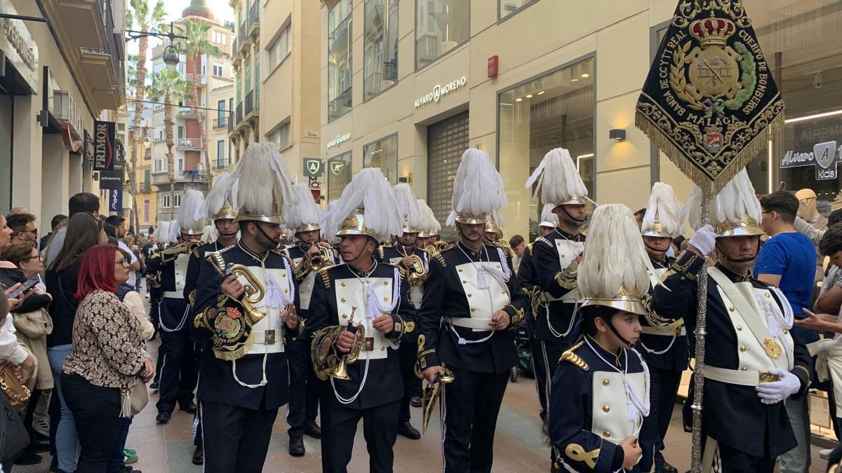 La renovada Banda de Cornetas y Tambores de Bomberos durante el traslado de la Exaltación en la calle Nueva.