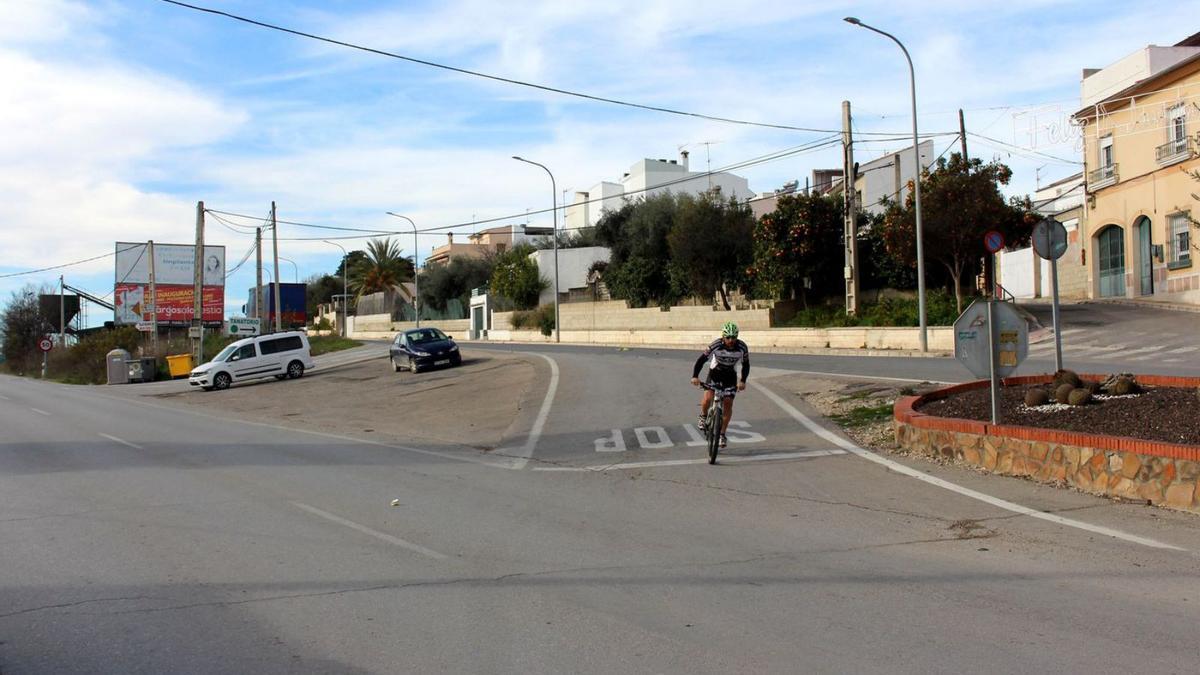 Cruce de la carretera de Monturque con el barrio de Los Silos.