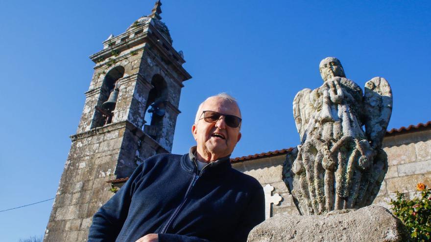 El sacerdote José Antonio Souto Míguez, ayer, en San Lourenzo de Nogueira (Meis). |  // IÑAKI ABELLA