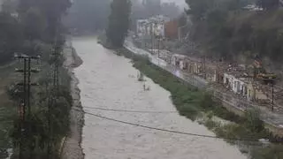 Clases suspendidas y coches atrapados por las intensas lluvias en Ontinyent