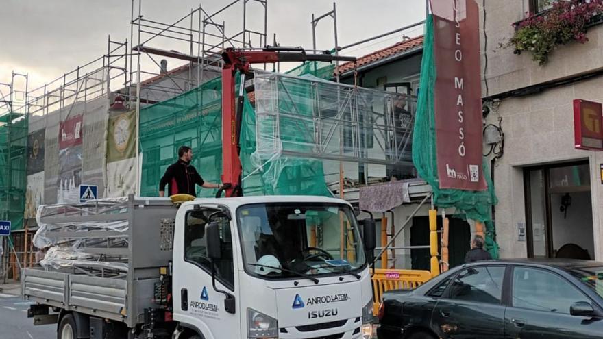 El operativo para introducir los soportes metálicos para los cuadros de Urbano Lugrís por un balcón del Museo Massó.