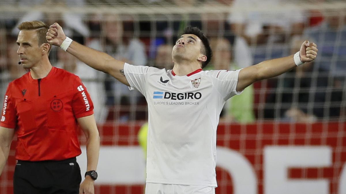 Marcos Acuña celebra su golazo contra el Celta. Minutos después fue expulsado con roja directa