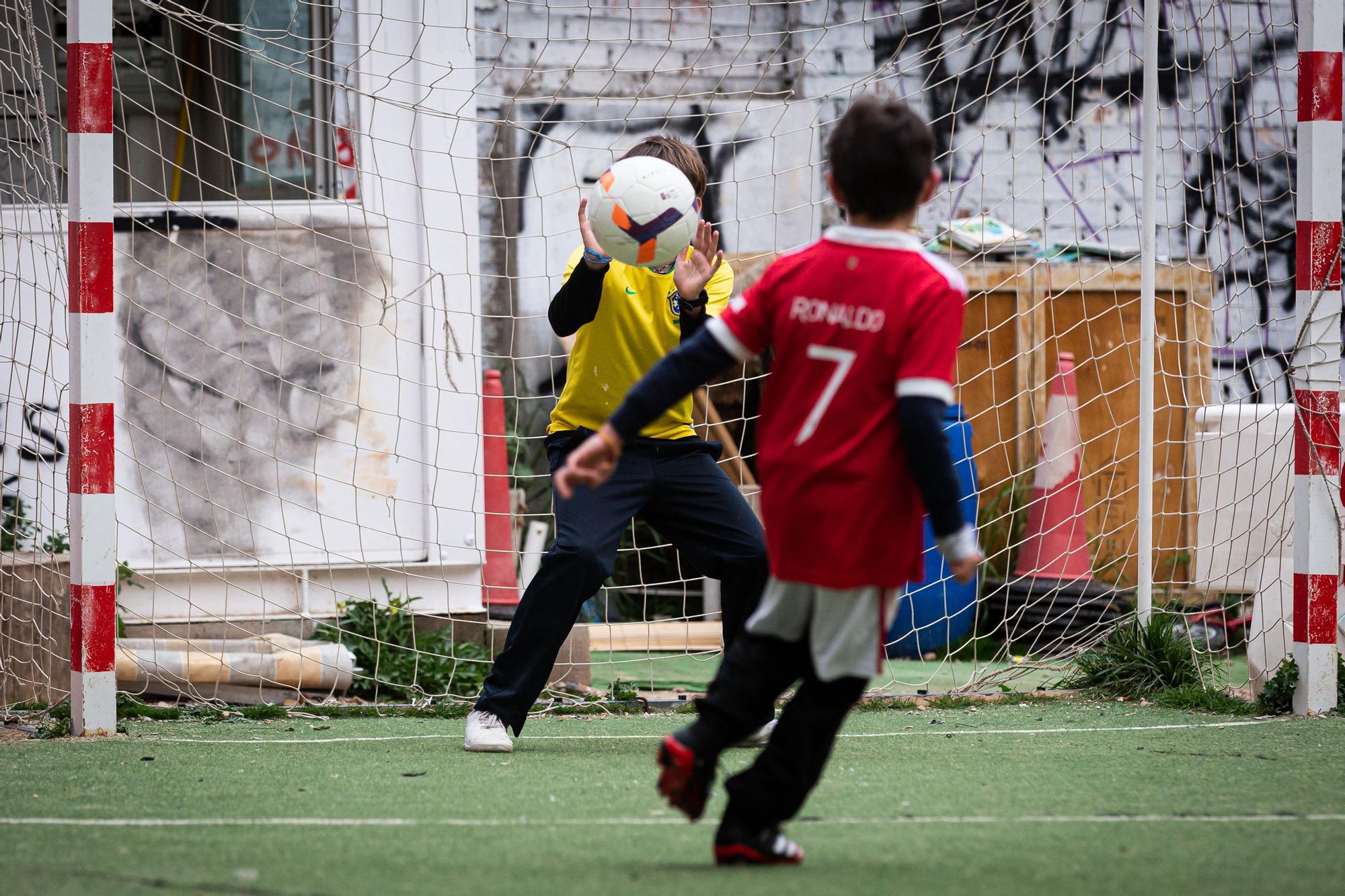 Dos niños juegan a fútbol en el madrileño barrio de Lavapiés.