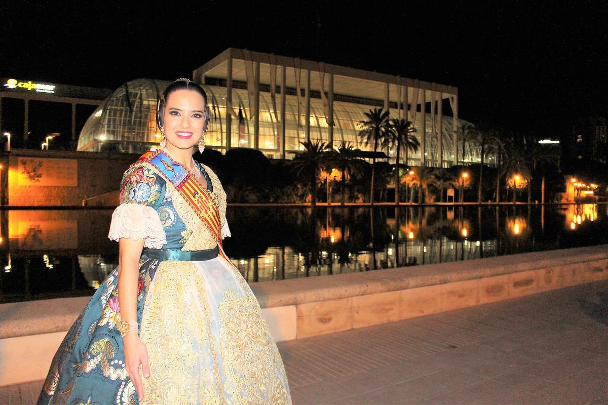 Marina Civera, con el Palau detrás, al acabar su exaltación, en enero de 2019.