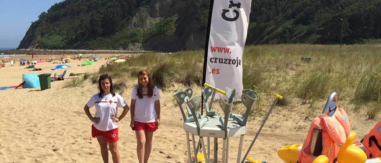 Dos integrantes de Cruz Roja, ayer, en la playa.