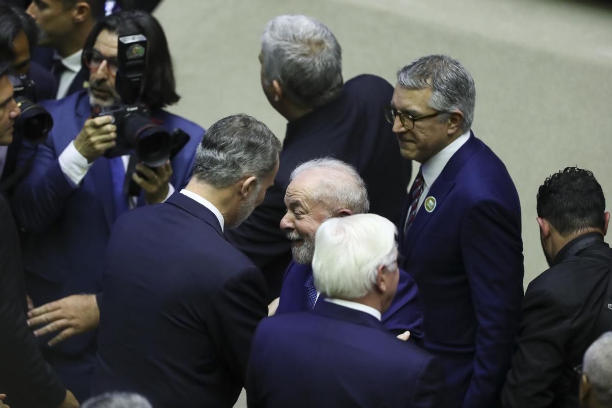 AME3718. BRASILIA (BRASIL), 01/01/2023.- El rey de España, Felipe VI (i), saluda al nuevo presidente de Brasil, Luiz Inácio Lula da Silva, tras su ceremonia de investidura en el Parlamento hoy, en Brasília (Brasil). EFE/ Jarbas Oliveira