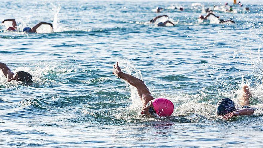 Varios nadadores en la costa de La Vila, en imagen de archivo. | DAVID REVENGA 