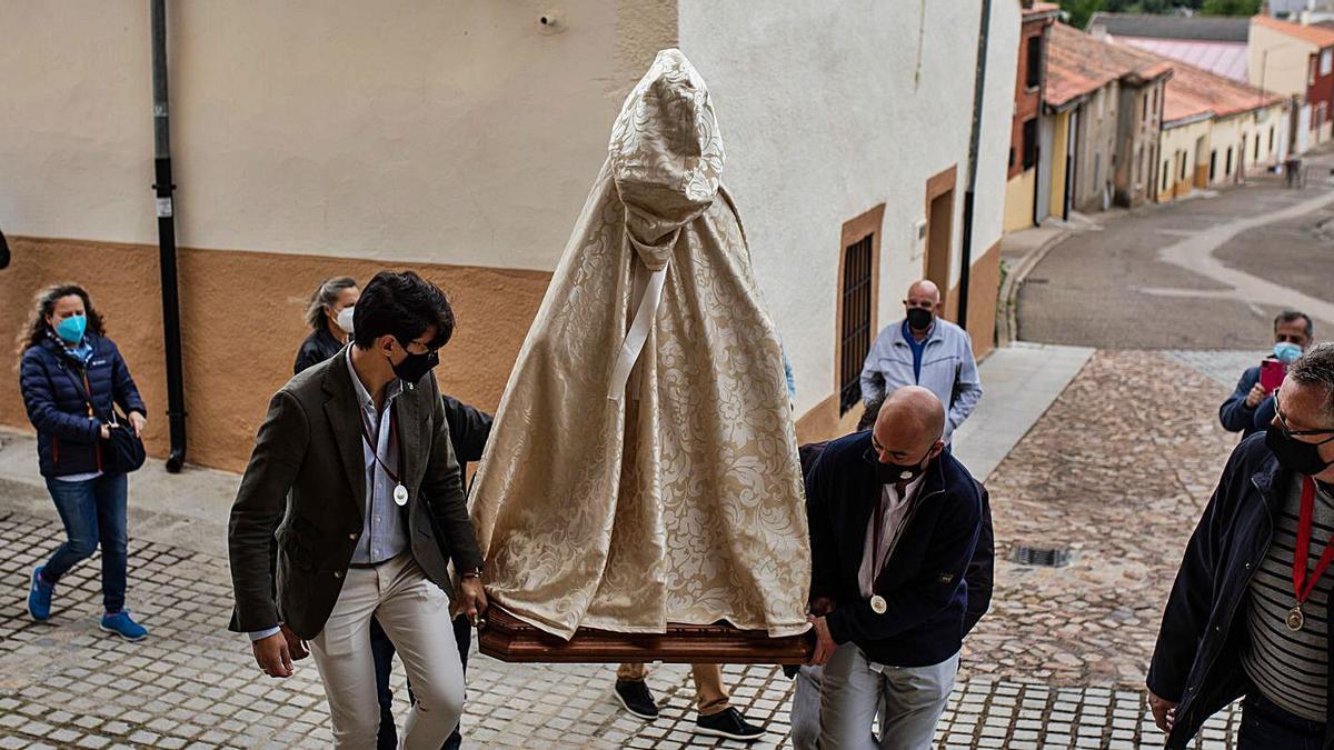 Miembros de la cofradía de la Concha introducen la imagen de la Virgen en la iglesia de La Hiniesta.