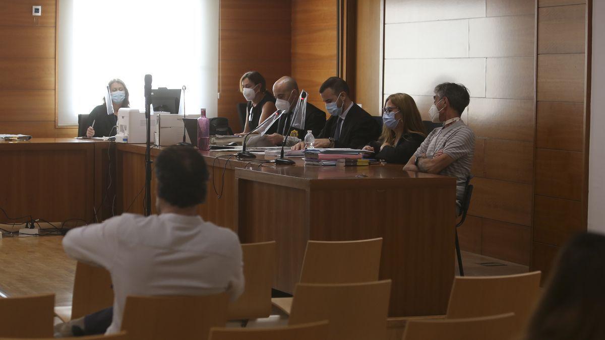 El acusado, sentado junto a su abogada, en la sala, frente al jurado. / FRANK PALACE