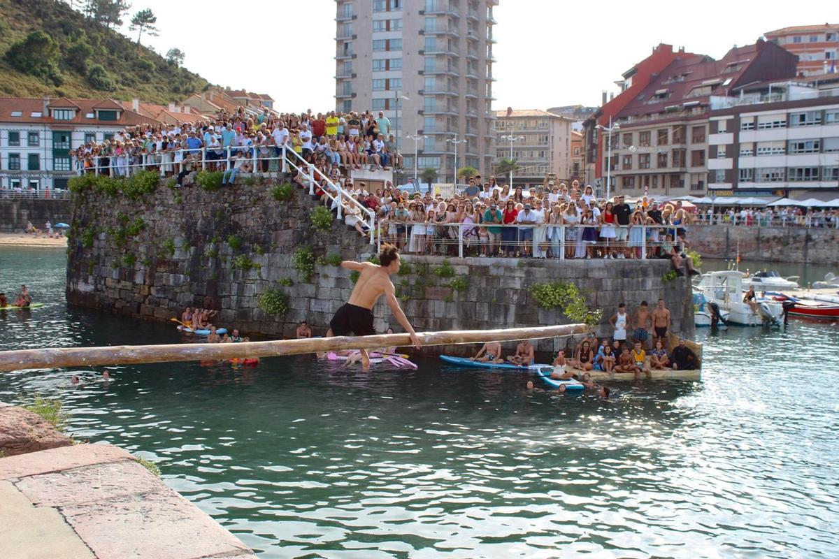 Cucaña y las coses que floten, en Candás Cucaña y las coses que floten, en Candás