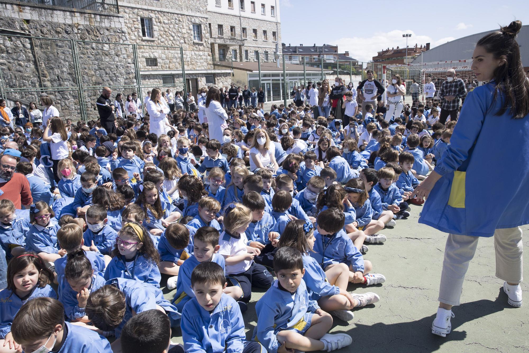 Izado de bandera en el colegio Santa María del Naranco