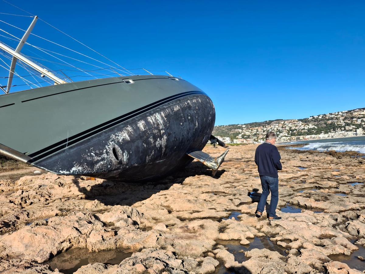De encallado a requetencallado: las espectaculares imágenes del velero de Xàbia tras la borrasca Harris