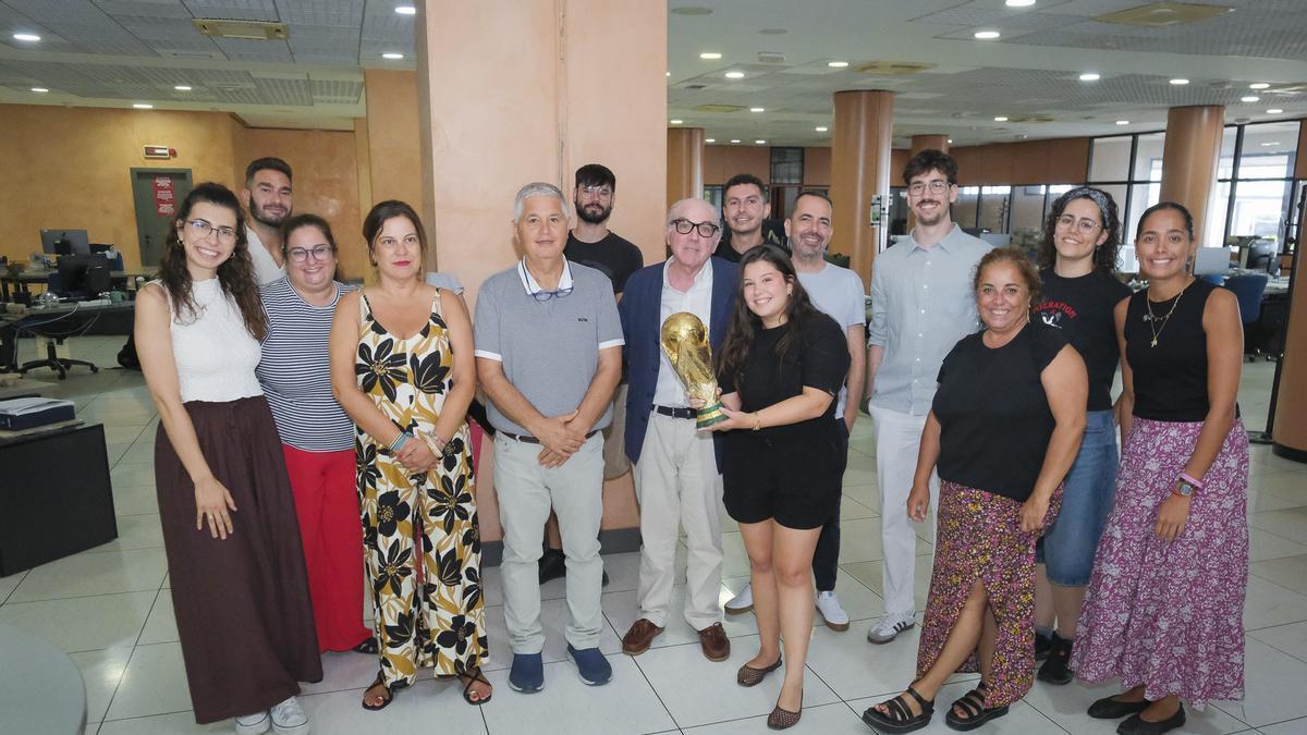 Redacción de La Provincia con la Copa del Mundo junto a Juan José Arencibia, presidente de la Federación Interinsular de fútbol de Las Palmas.