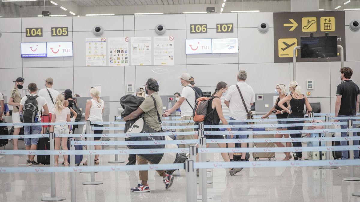 Viajeros en el aeropuerto de Palma