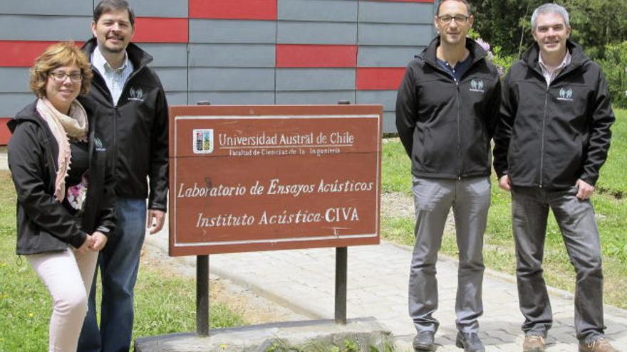 Fotografía facilitada por la UPV de los ingenieros valencianos Romina del Rey, Jorge Arenas, Jesús Alba y Enrique Suárez (i a d), que han pasado el último mes en Chile, donde participan en un proyecto de investigación para la mejora de materiales para el aislamiento acústico a partir de fibras de origen natural provenientes de plantas como el Kenaf, el yute o el coco.