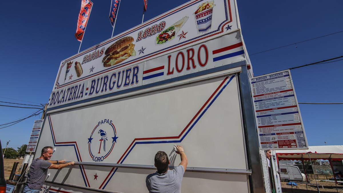 Feriantes instalan su puesto de comida en las inmediaciones del recinto ferial, este lunes.