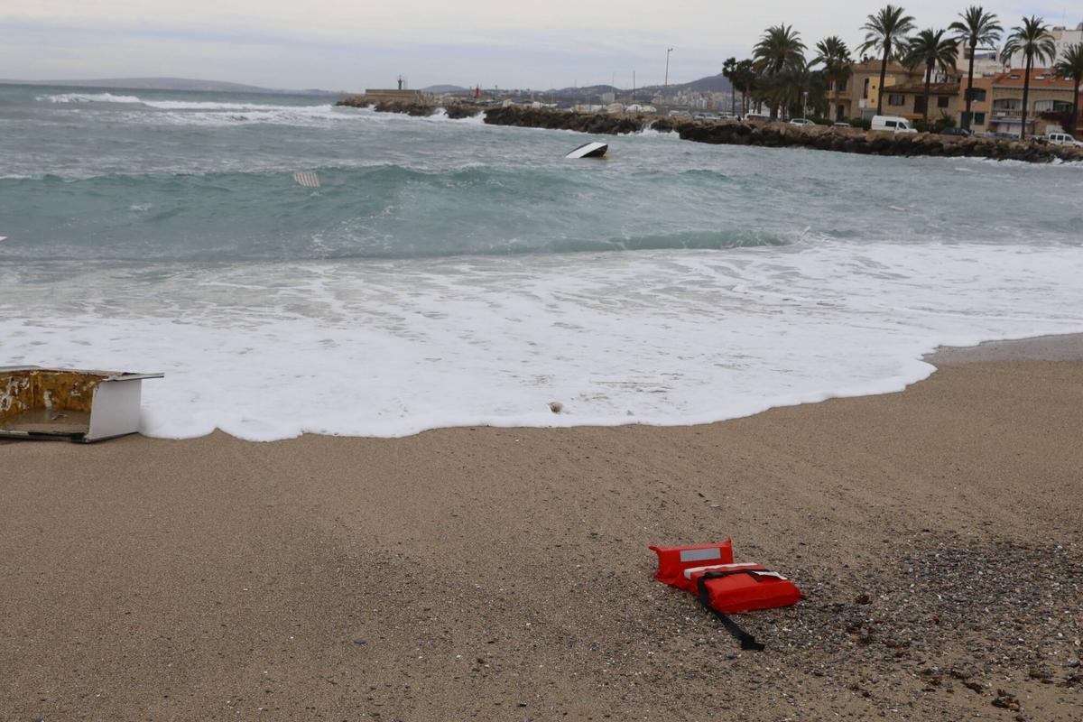 Restos de la lancha averiada en el Portitxol (Palma)