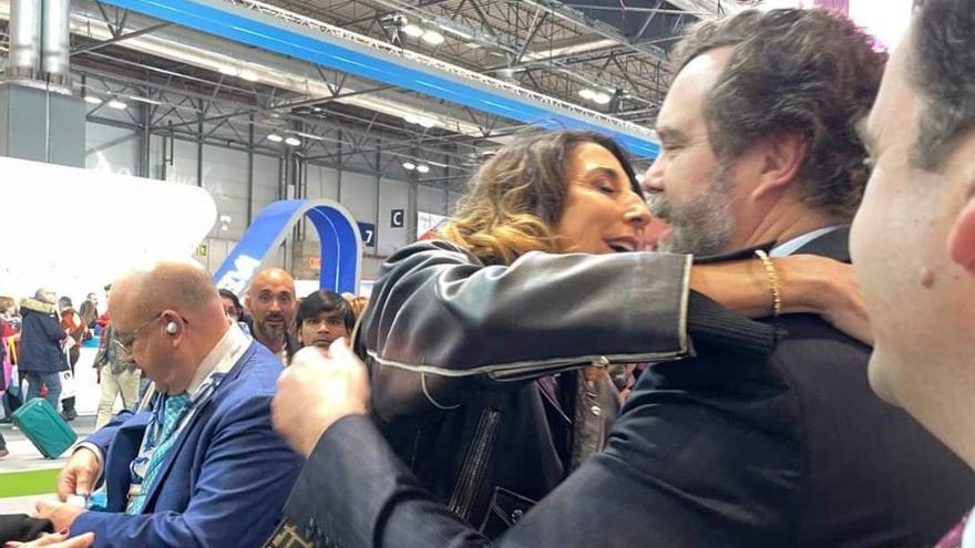 El abrazo de Paz Padilla con el portavoz de Vox en el Congreso.