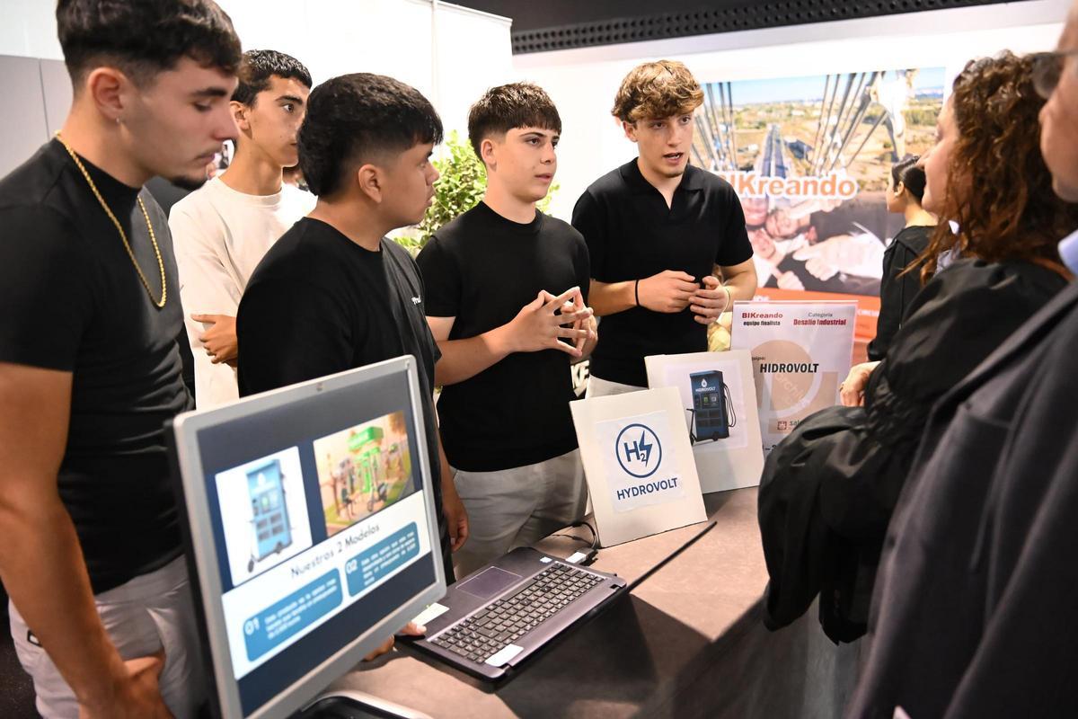 Los jóvenes estudiaron y propusieron nuevas ideas para el uso del hidrógeno como energía