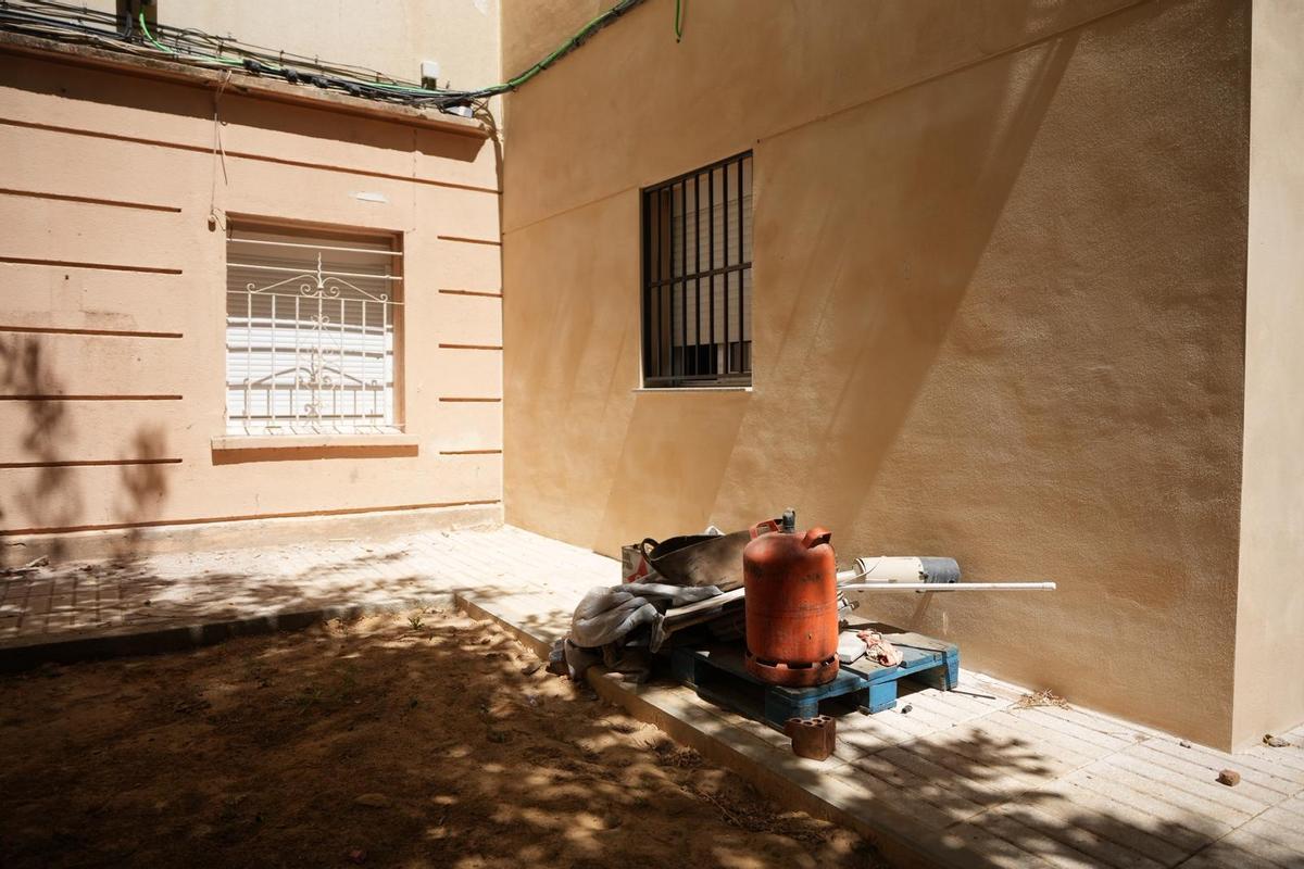 Bombona, escombros y enseres abandonados al lado de la nueva zona de ascensor.