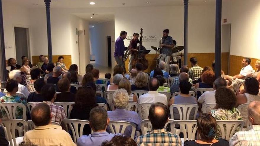 Una de la abarrotadas sesiones de «Los miércoles en el CAC: conciertos de jazz» en Vélez Málaga.