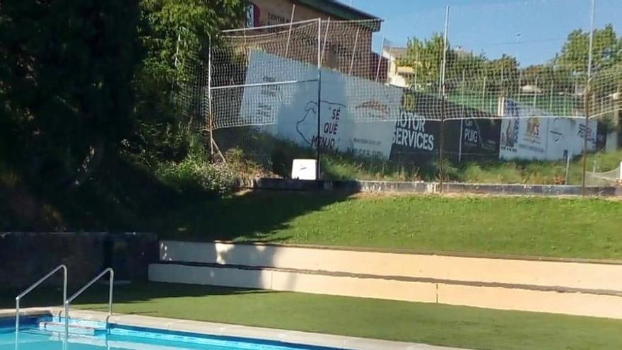 El mur esfondrat darrer de les piscines municipals