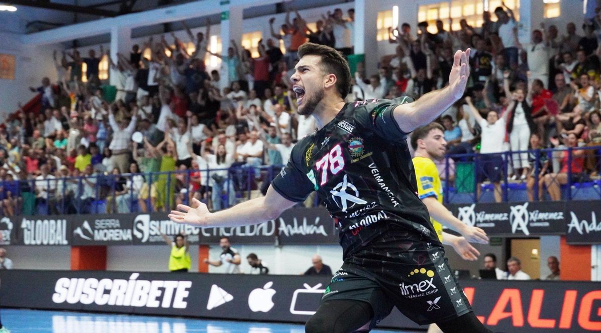 David Estepa celebra un gol.