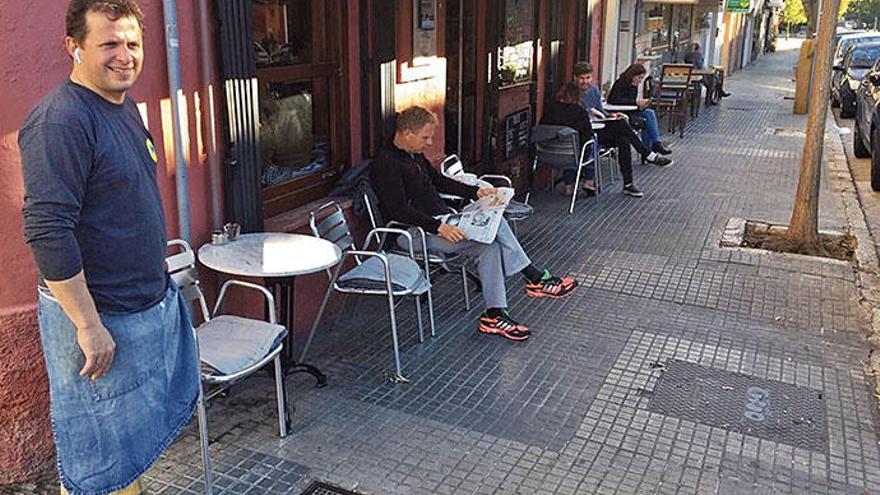 „Hier ist doch mehr als genug Platz&quot;: Juan Bastida vor seinem Lokal „El Perrito&quot;.