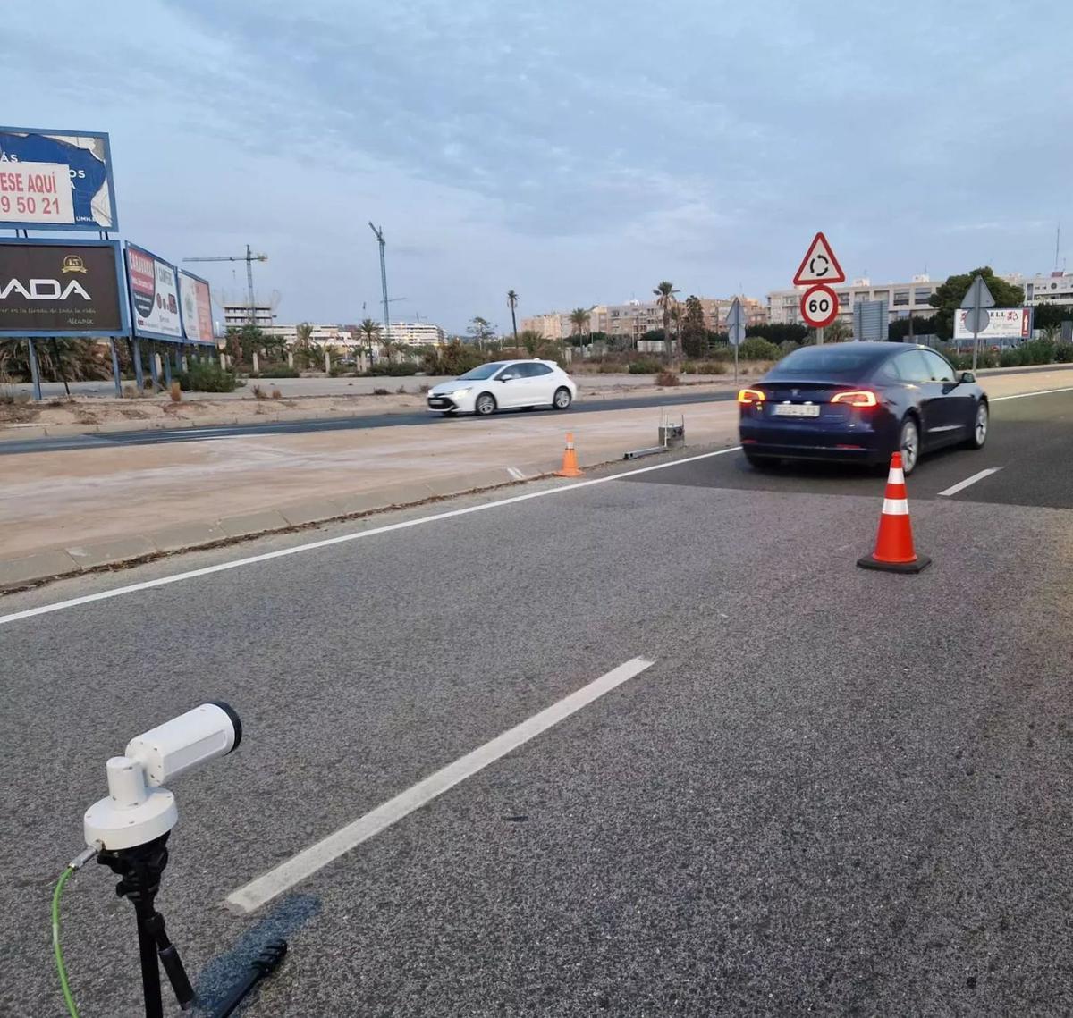 Un medidor de gases comprueba la calidad del aire de Elche en un estudio realizado recientemente. | INFORMACIÓN