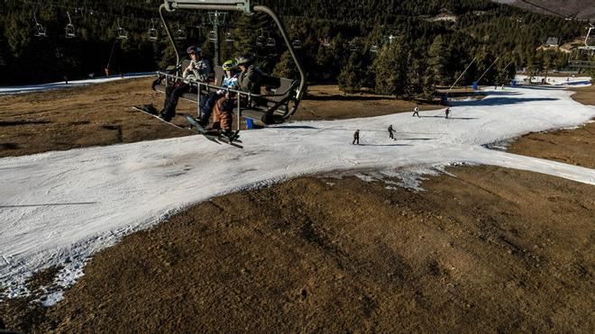 El calor invernal golpea las pistas de esquí de La Molina