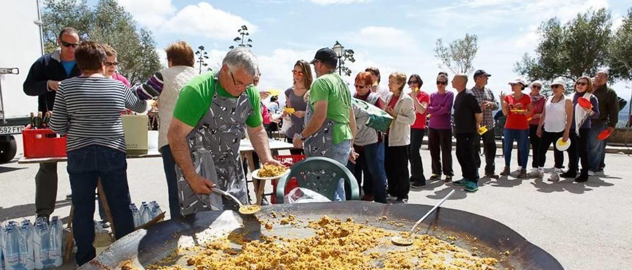 Paella servida en el Santuari de Gràcia, anteayer.