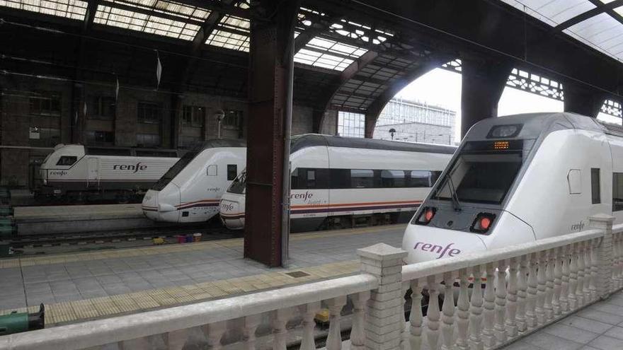 Varios Alvia en la estación de tren de San Cristóbal.