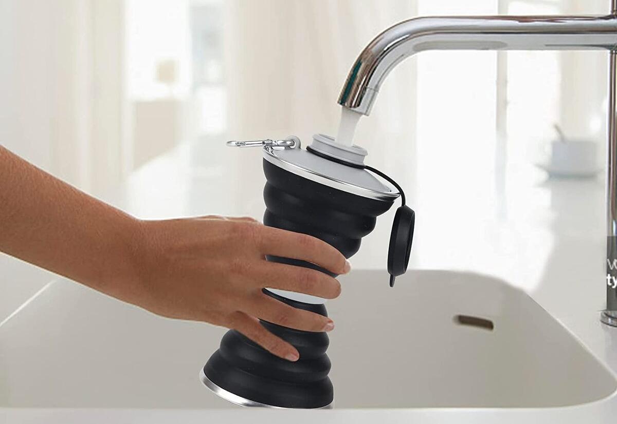 La botella de agua plegable para ahorrar espacio en la mochila