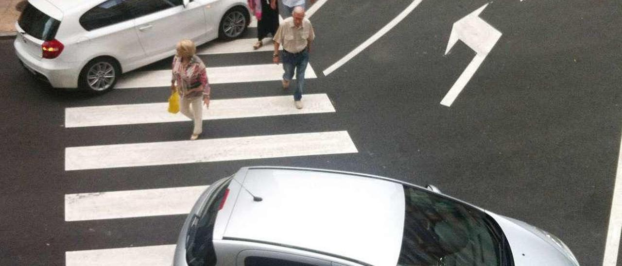 Una imagen habitual en el centro urbano: dos coches estacionados en paso peatonal. // Iñaki Osorio