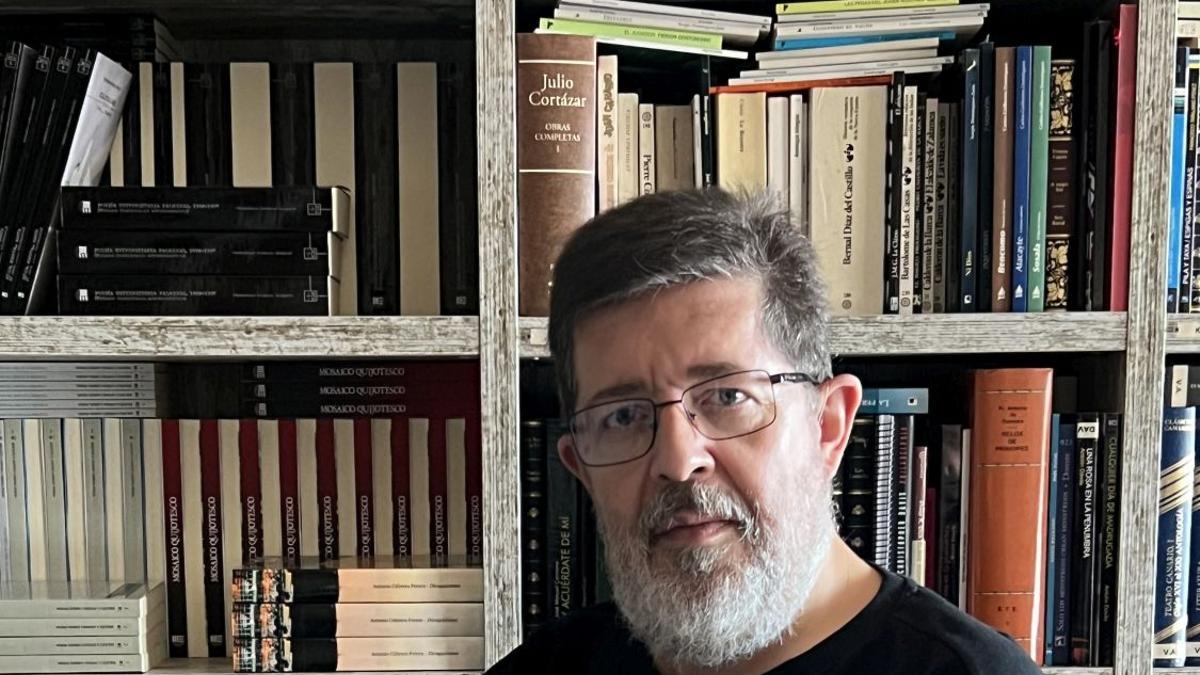 Victoriano Santana Sanjurjo sostiene en sus manos su nuevo libro, ‘Hilda, Mireya… María (y otros teldensianos)'.