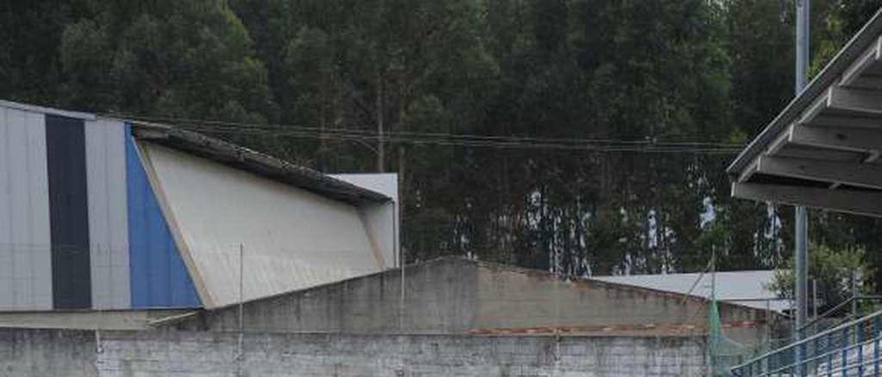 Obras en el campo municipal de As Cachizas. // Iñaki Abella