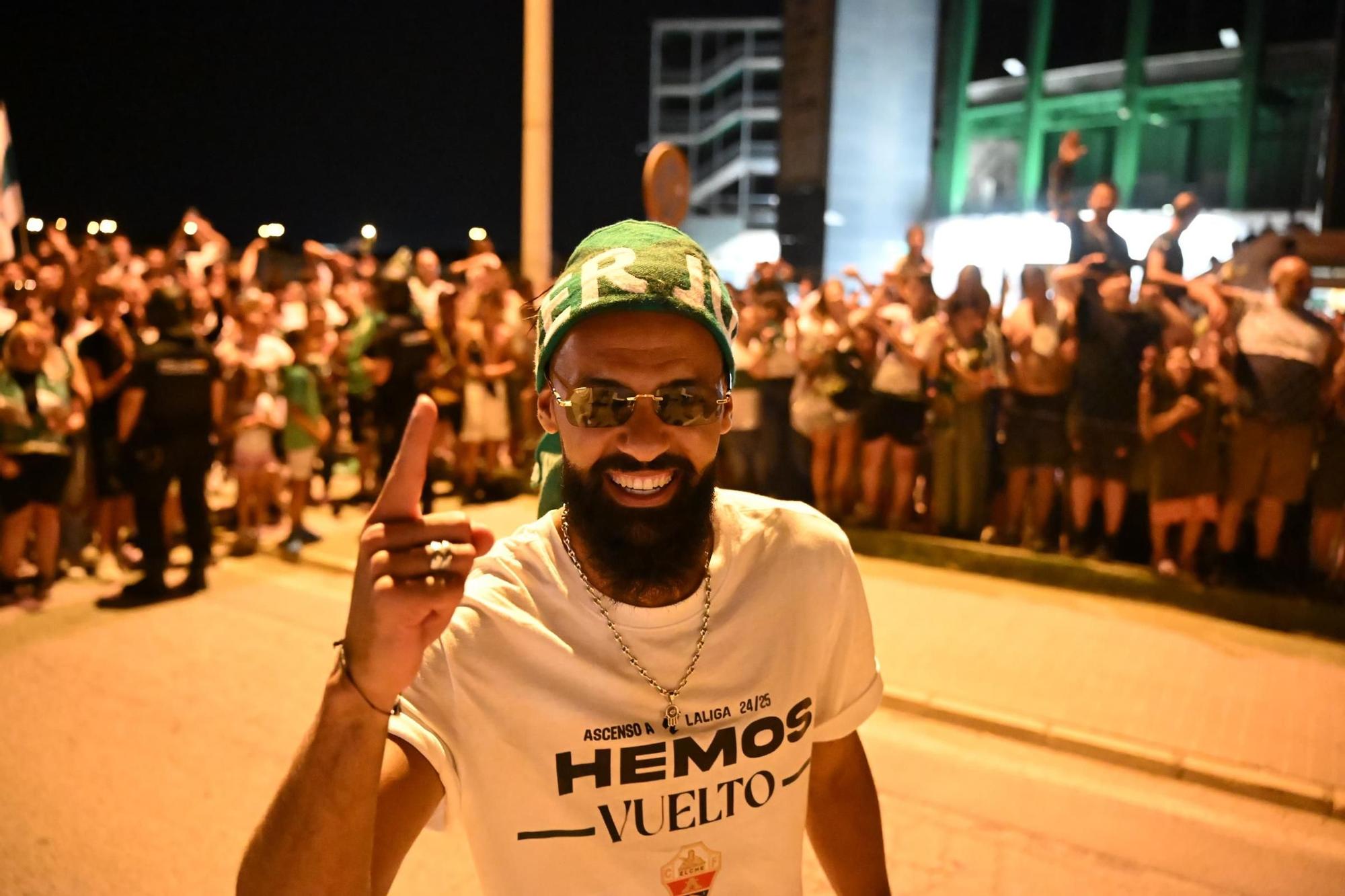 La afición del Elche recibe a los héroes del ascenso a su llegada al Martínez Valero