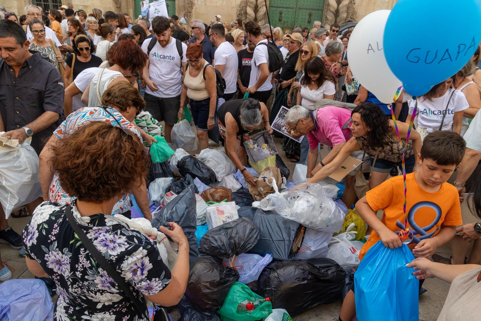 El malestar por la limpieza en Alicante se traslada a la calle