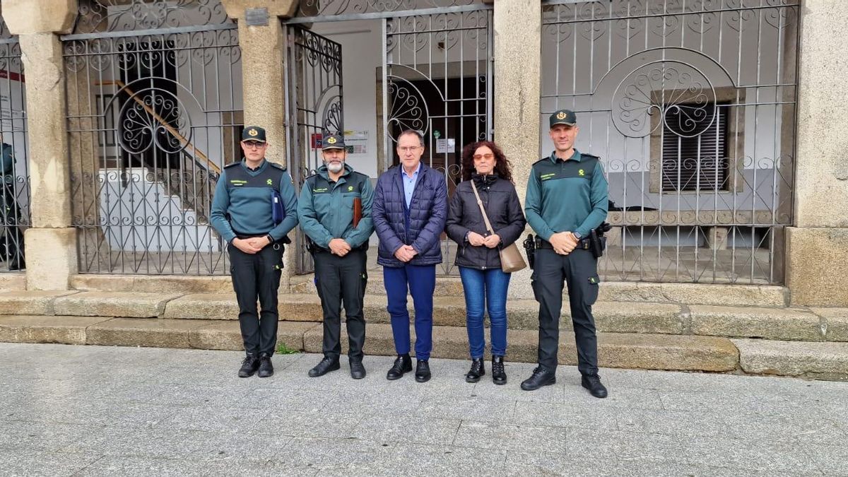 El subdelegado del Gobierno con la alcaldesa de Bermillo y miembros de la Guardia Civil