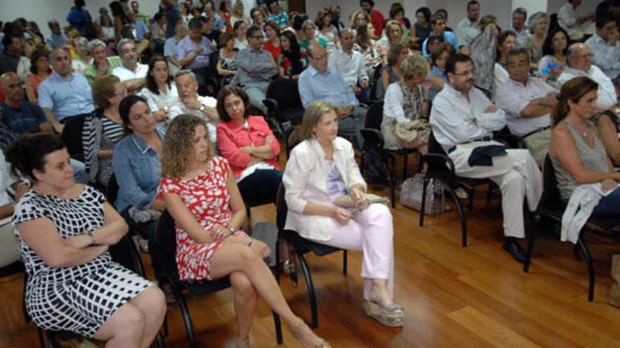 Un momento de la asamblea celebrada ayer por los farmacéuticos en Cofarca. | juan carlos castro