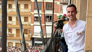 El Carmen ya huele a pólvora en Cangas del Narcea, con su volador y el pregón: "Nunca hay que olvidar de dónde vienes: ¡y yo vengo de Cangas!"